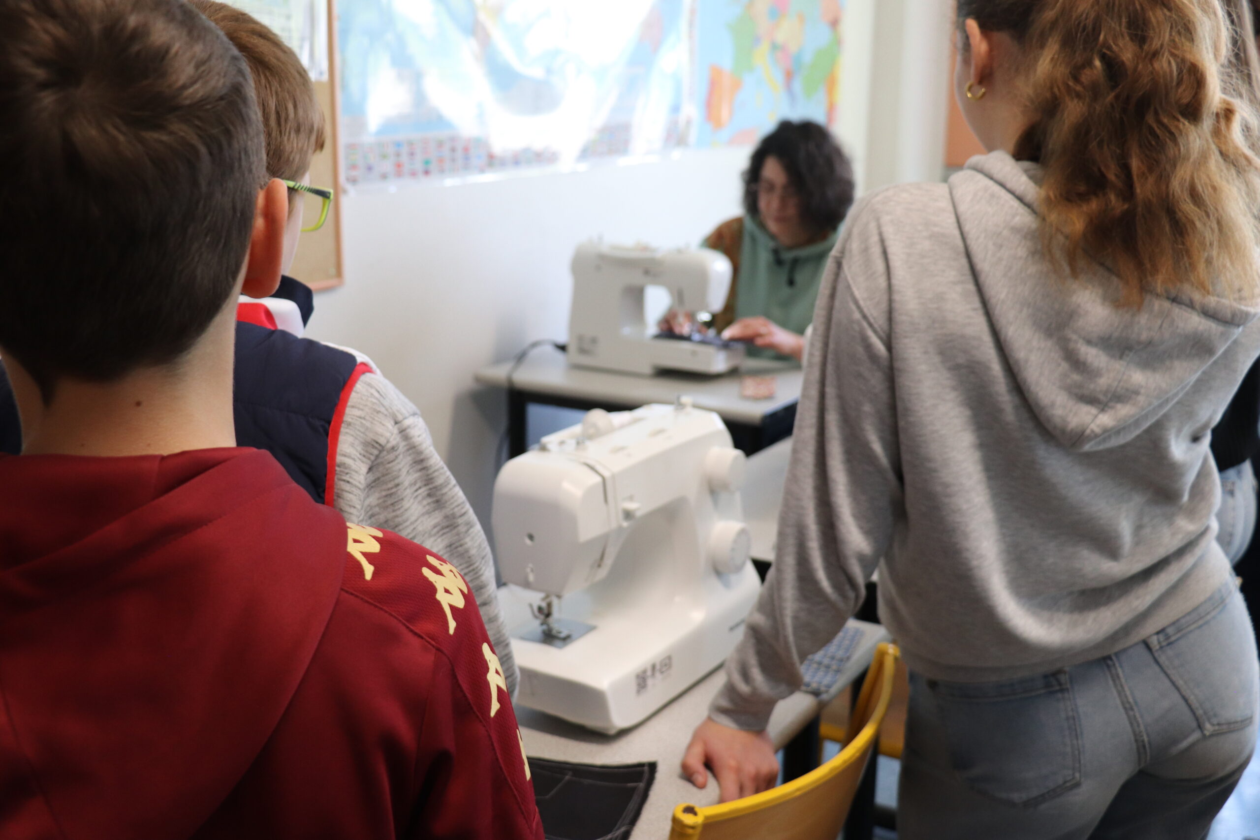 Découverte des machines à coudre par les élèves.