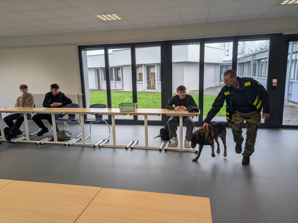 Contrôle par une brigade cynophile en salle de classe dans le Jura pour lutter contre alcool et stupéfiants.