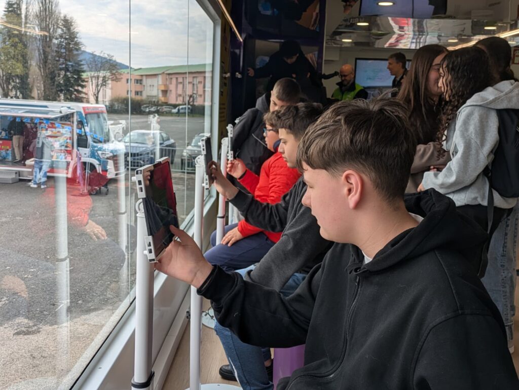 Jeunes utilisant des tablettes dans la caravane des métiers à Oyonnax.