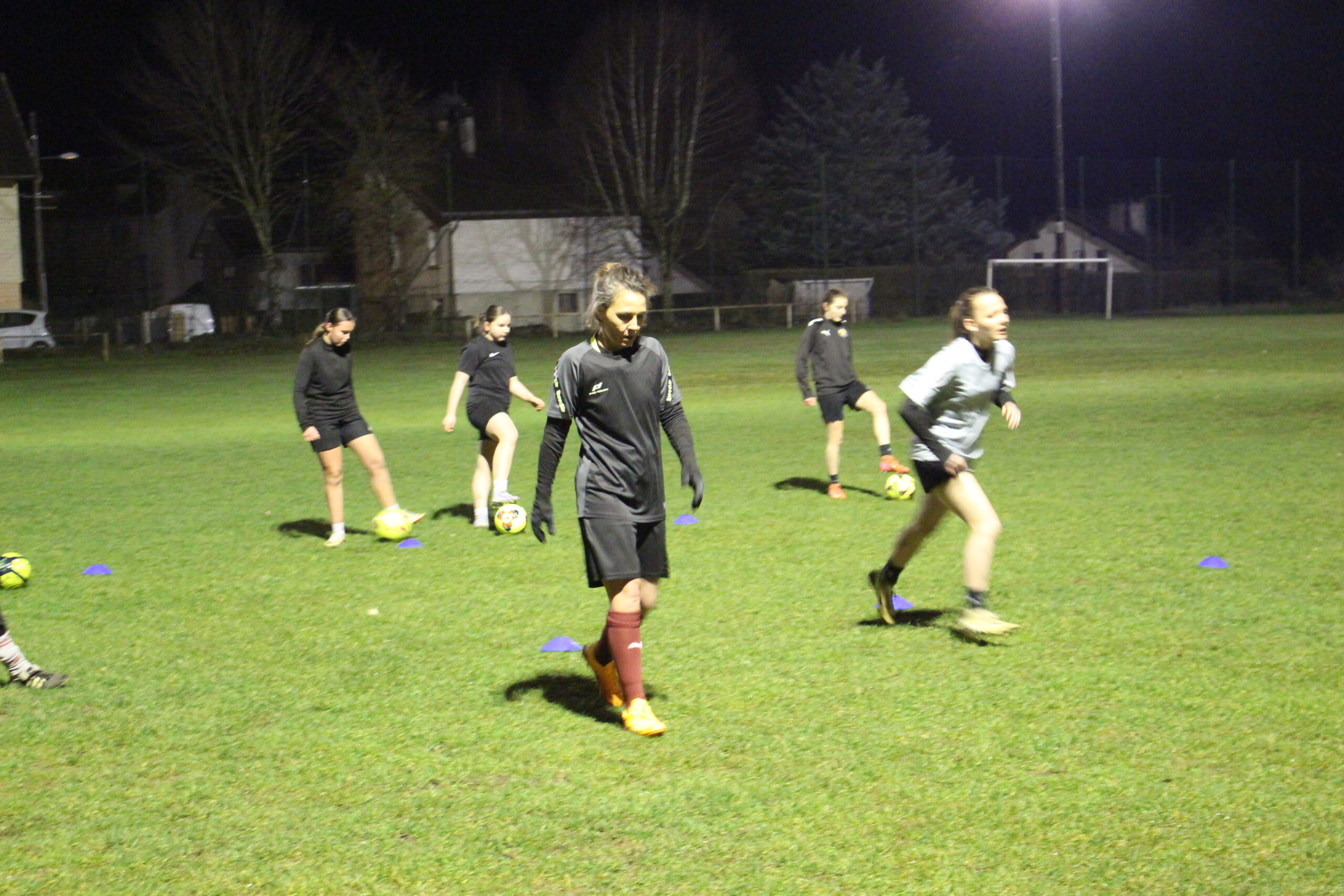 Équipe féminine du FC Petite Montagne motivée malgré les conditions difficiles.