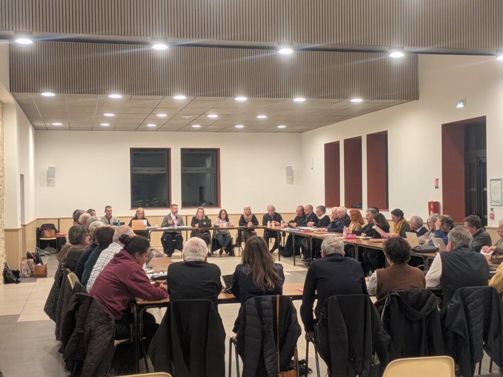 Réunion du conseil pour l’équipement IRM au cabinet de radiologie.