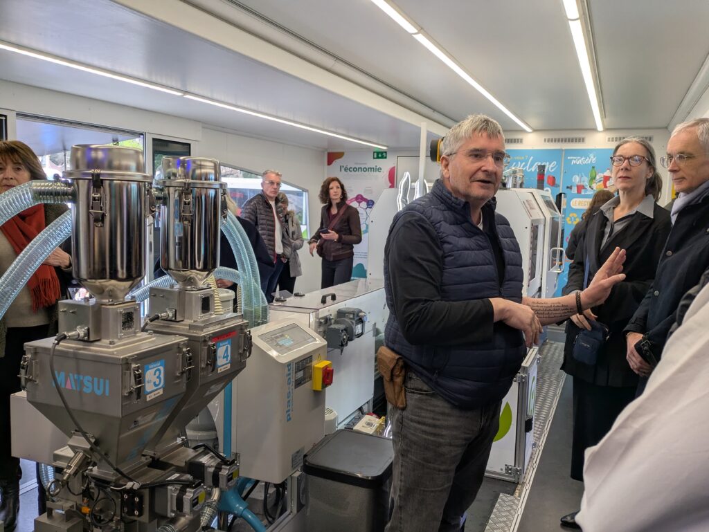 Animateur Yves Miolane présentant le camion de la plasturgie à Oyonnax.