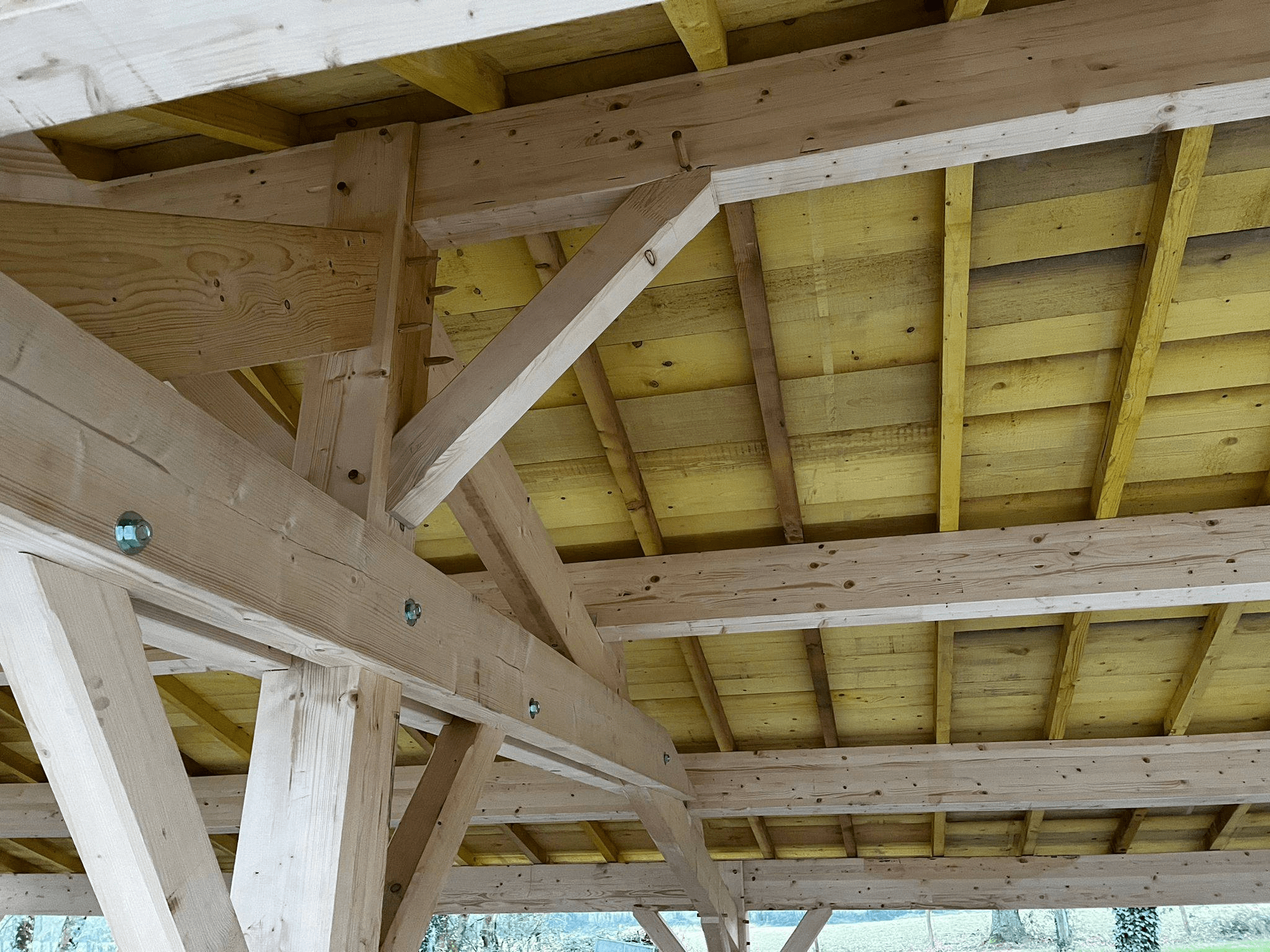 Travail de charpente traditionnelle en bois, exemplaire du savoir-faire local