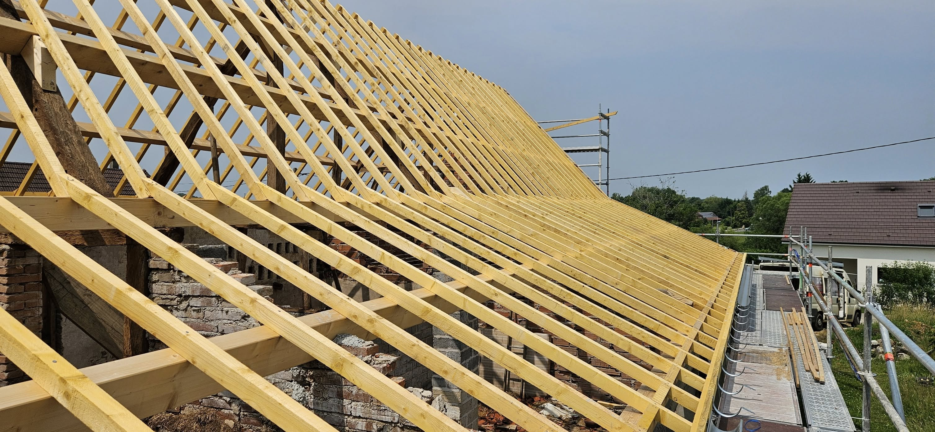 Charpente en bois en cours de construction par l