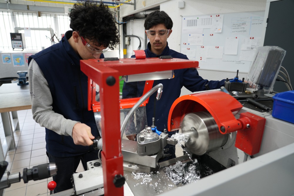 Élèves en atelier réalisant des pièces lors de leur formation à La Passerelle.