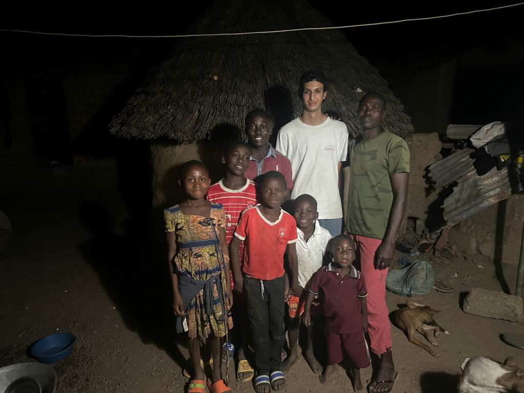 Mission du jeune Jurassien dans un village, entouré d\