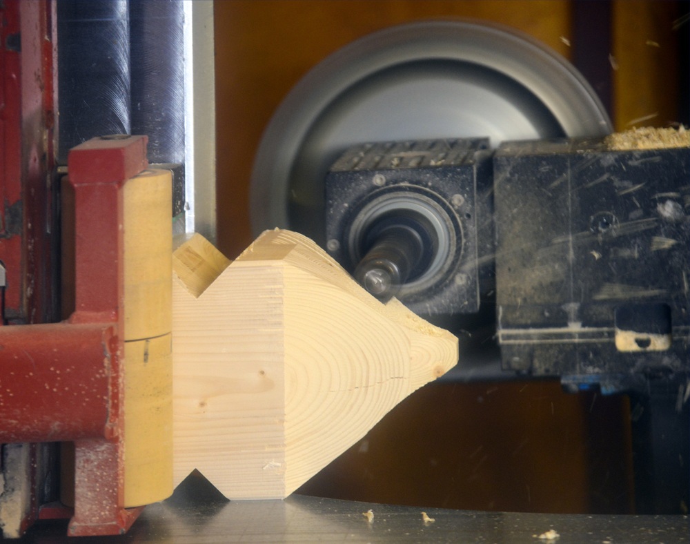 Usinage numérique de pièces en bois chez Esprit Bois 21, démontrant l