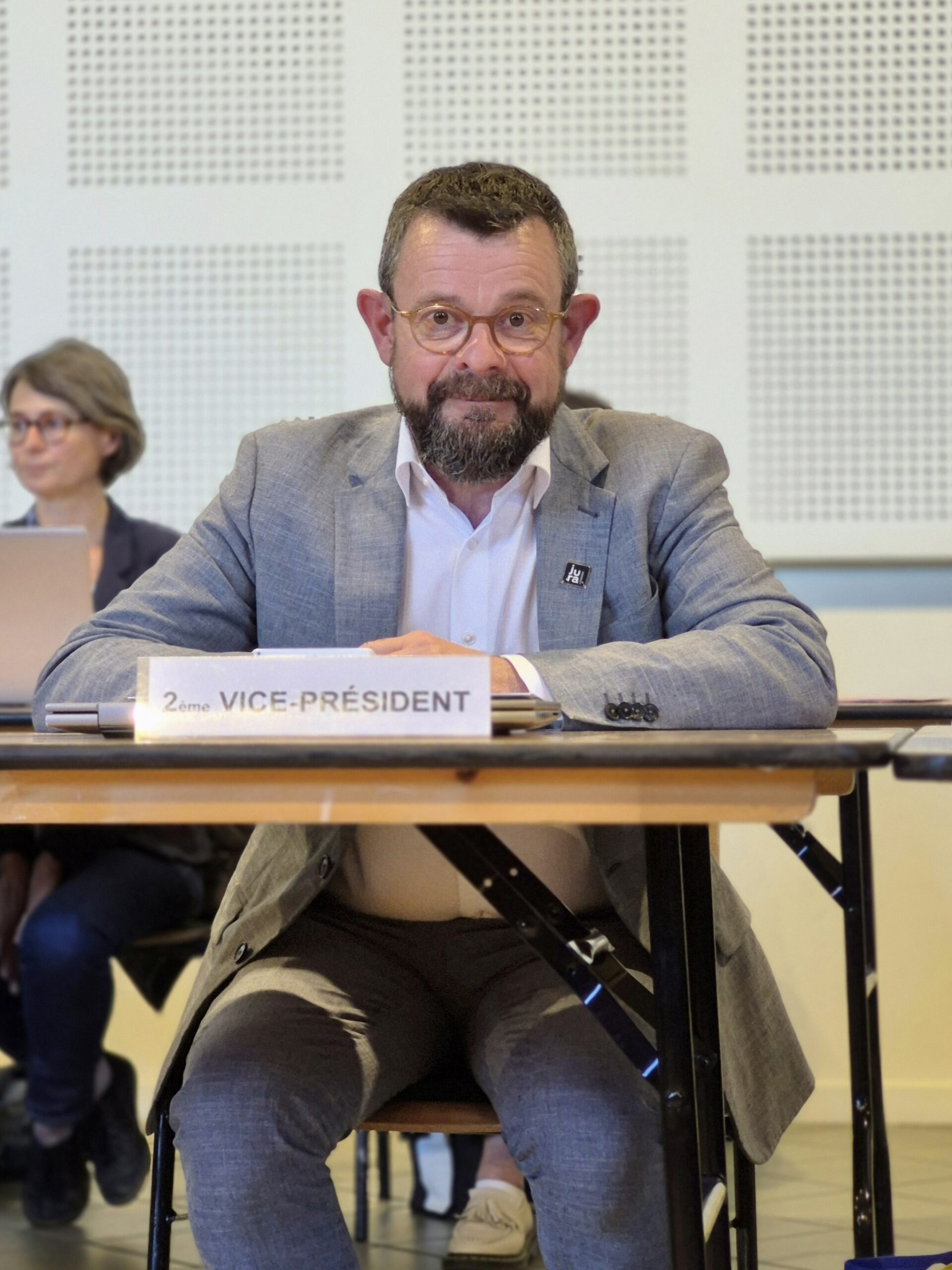 Intervention d’un élu au micro lors du conseil