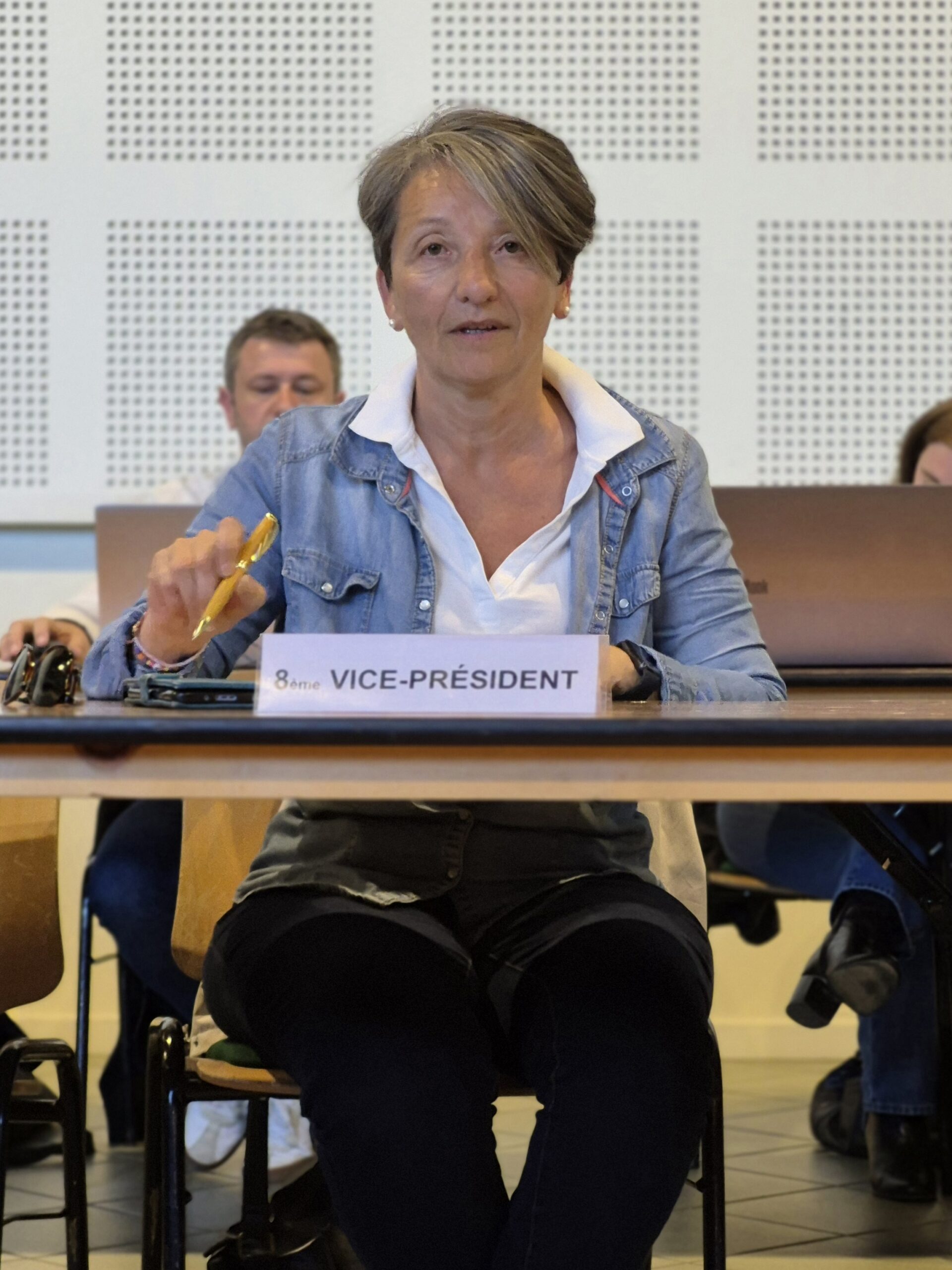 Élu prenant la parole, salle du conseil communautaire