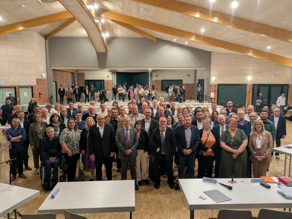 Assemblée d’élus réunis pour le vote à Port