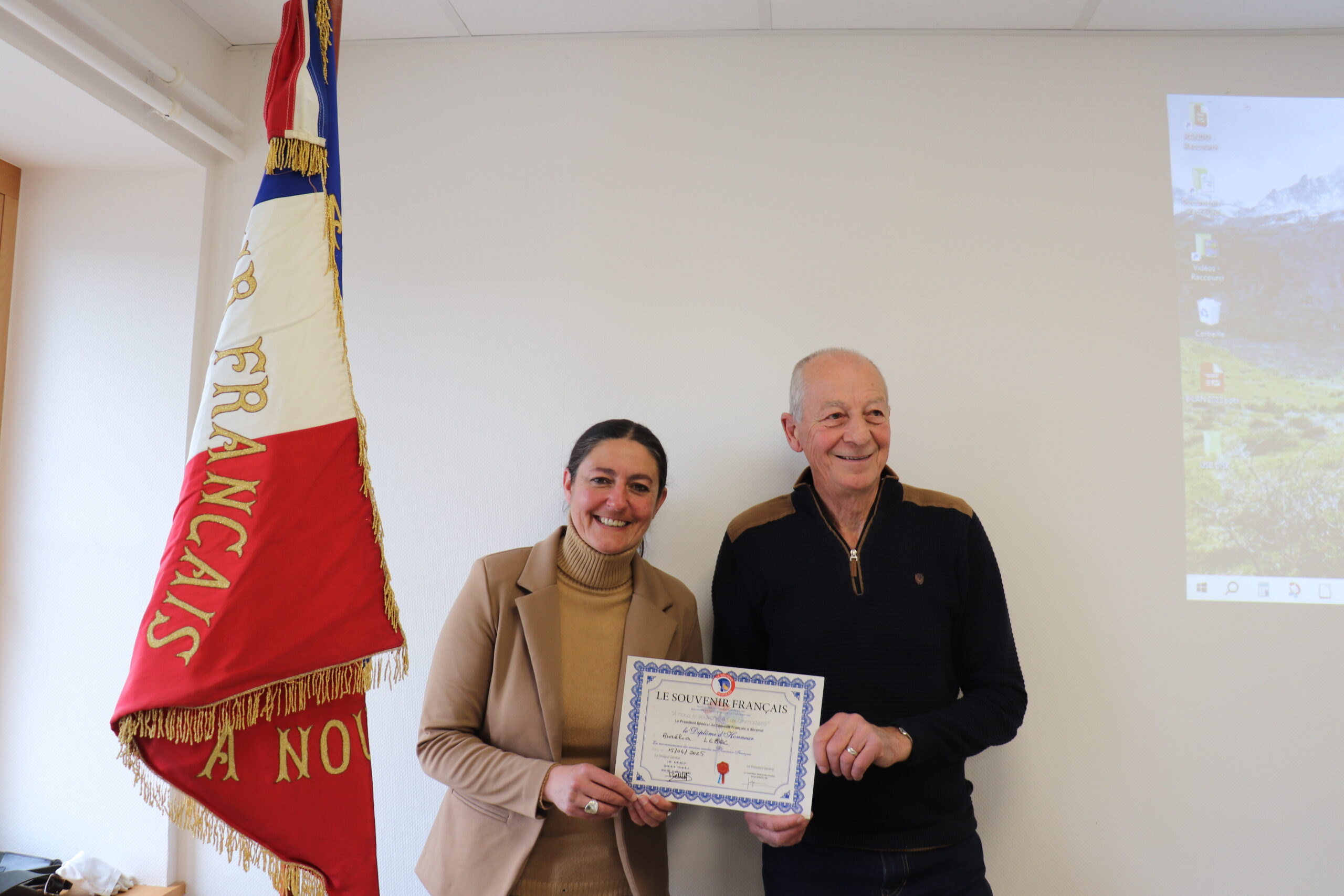 Assemblée du Souvenir Français à Arinthod, remise de diplôme Le Souvenir Français
