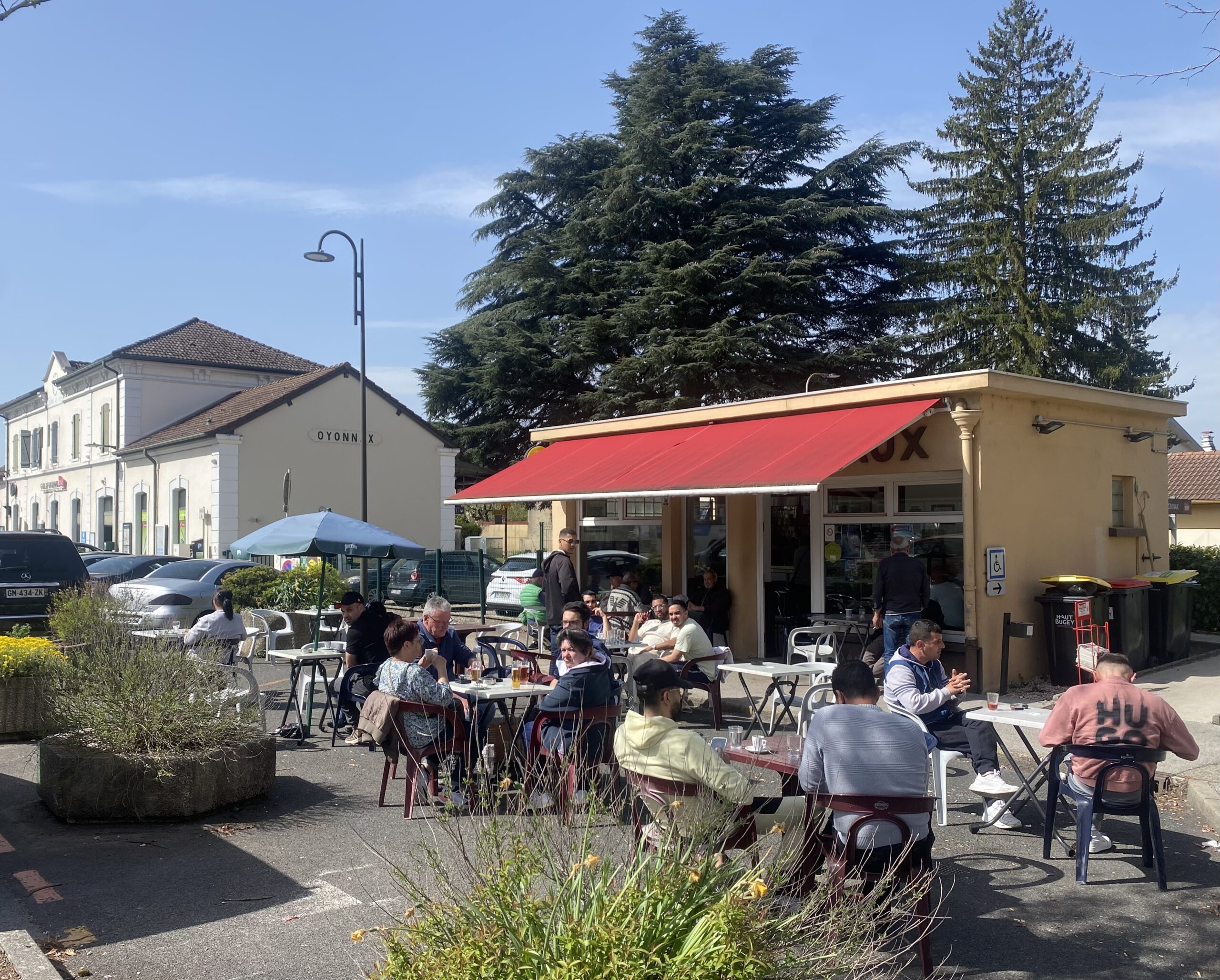 Buvette de la gare d’Oyonnax, tables et comptoir