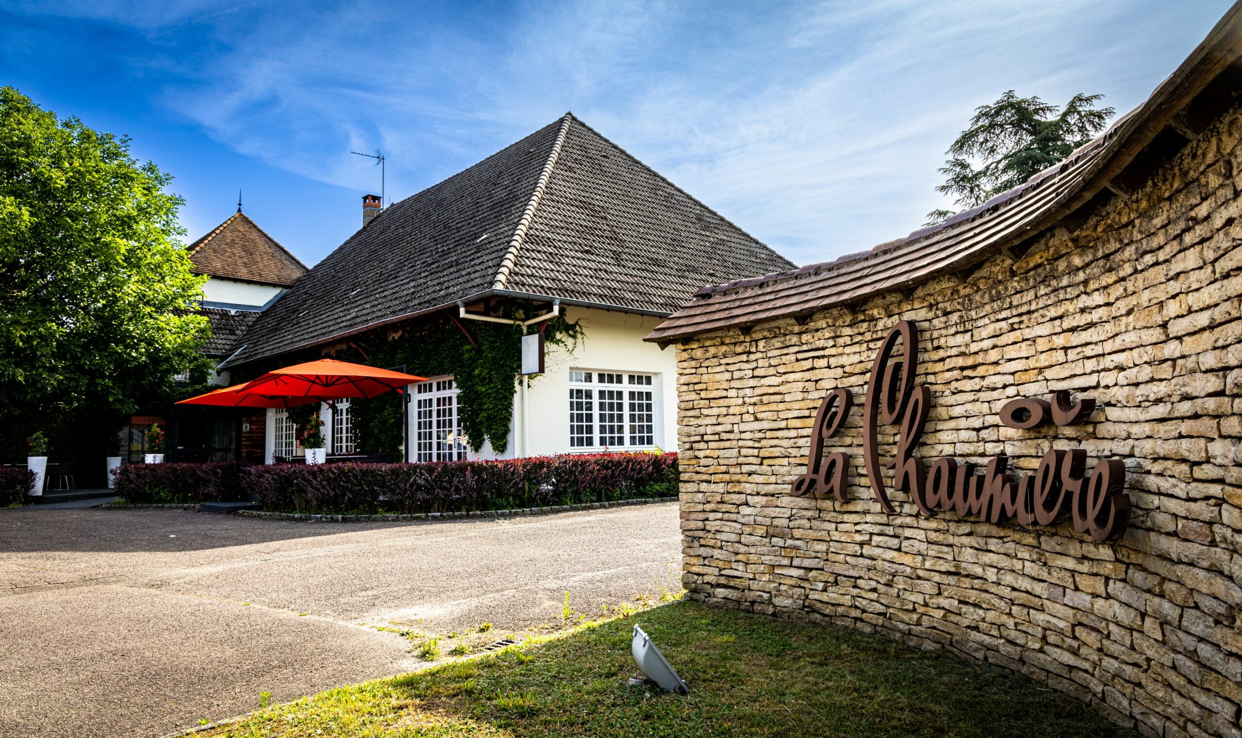 Façade extérieure du restaurant La Chaumière à Dole
