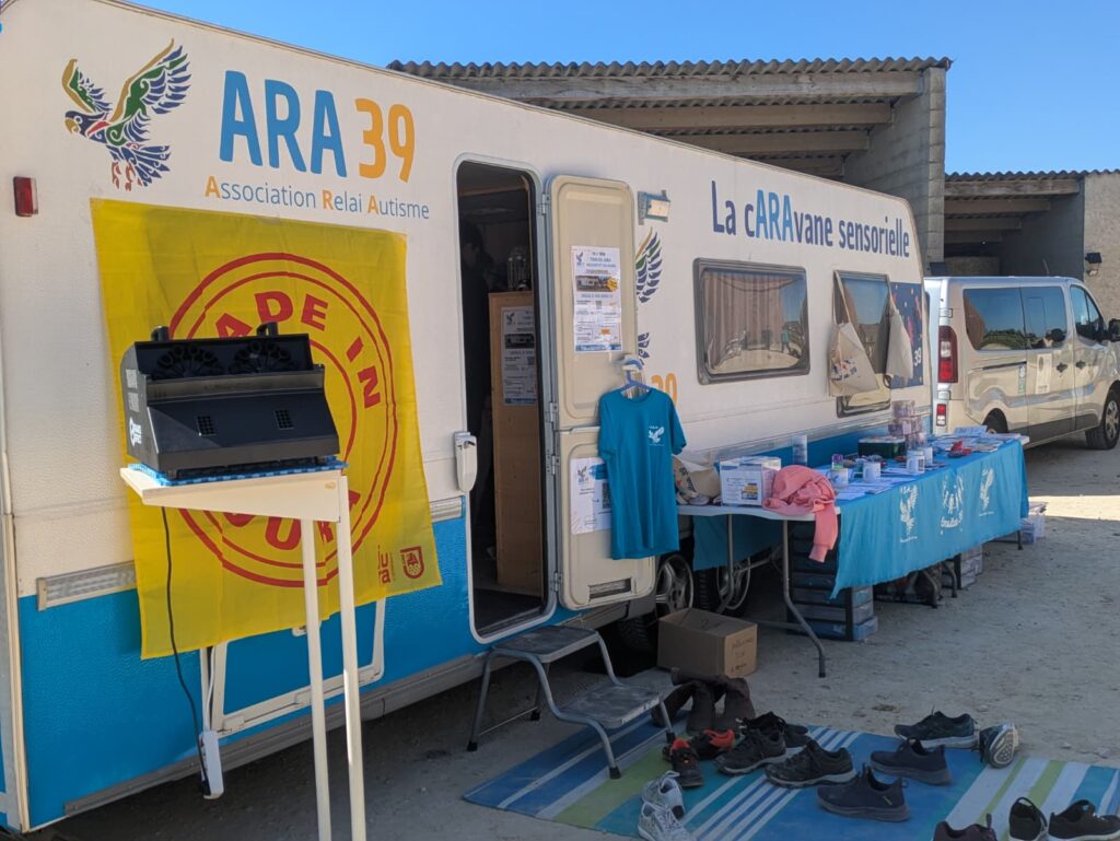Caravane sensorielle ARA 39 stationnée à Rahon
