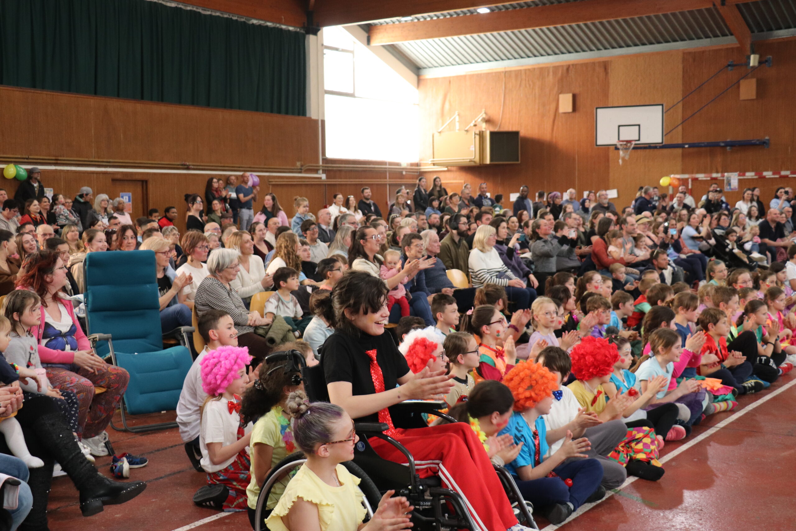 Salle comble pour le spectacle de cirque des élèves à l\