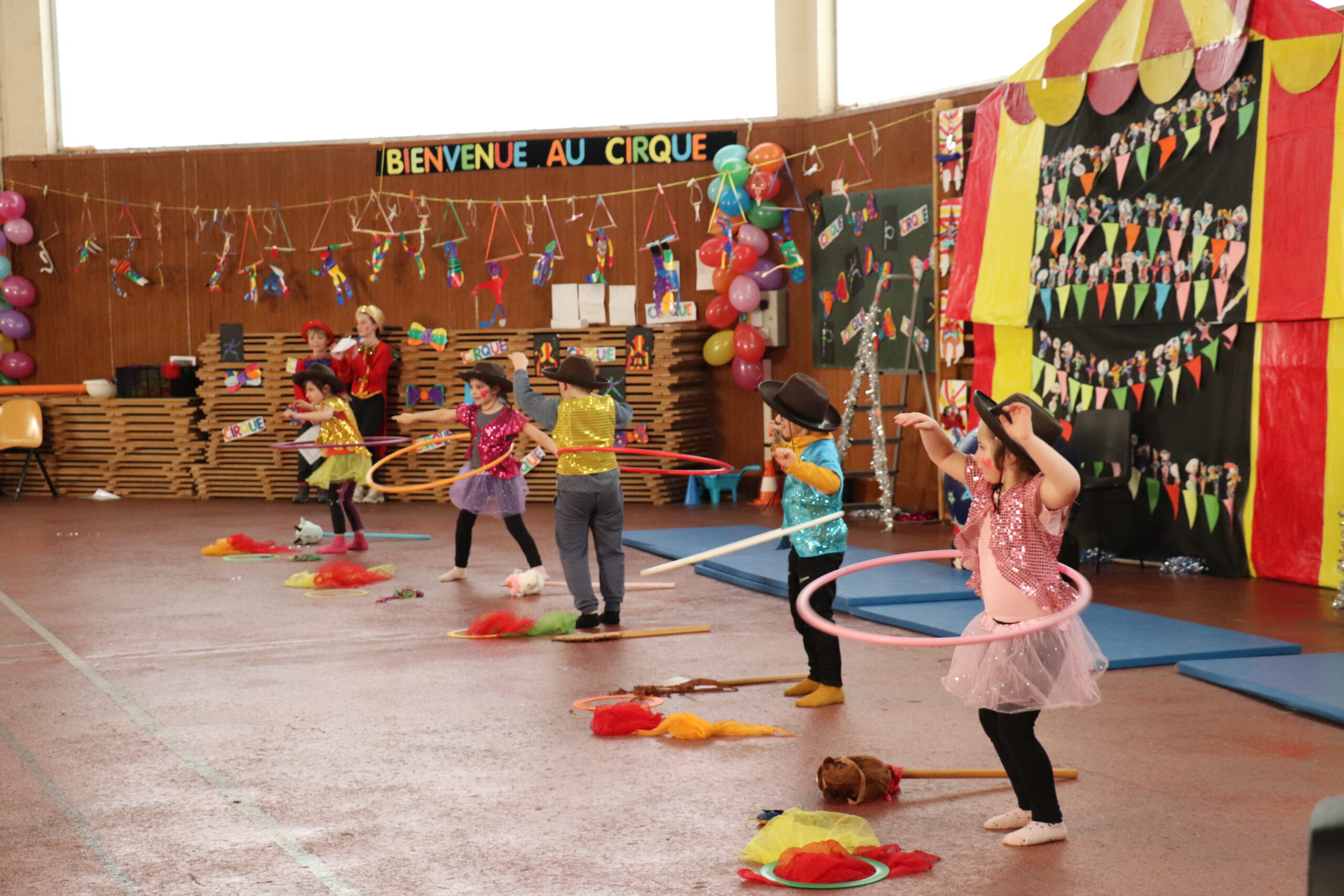 Elena Maitre encadrant les élèves lors des séances de cirque à l\