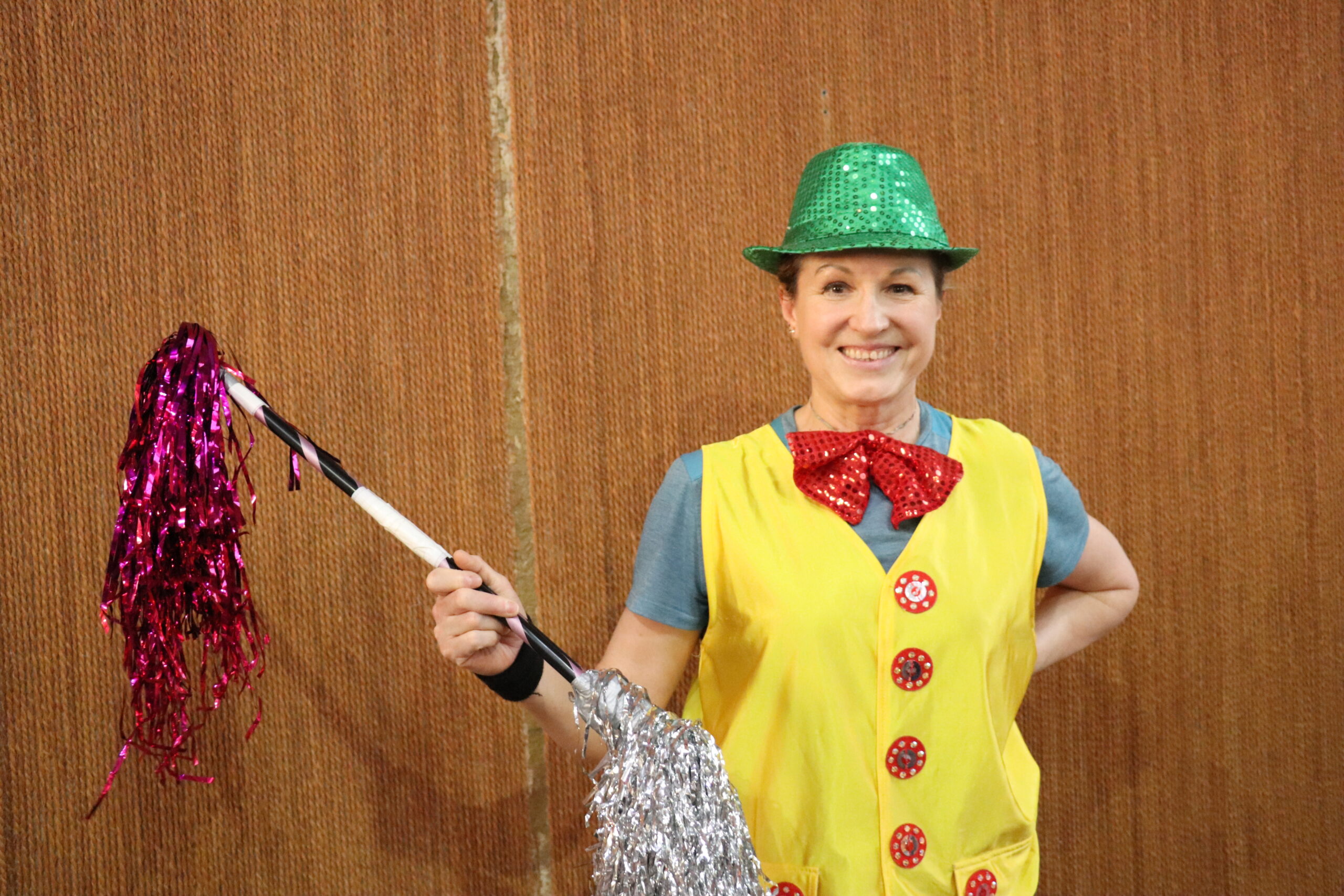 Personne en tenue colorée dans un spectacle d\