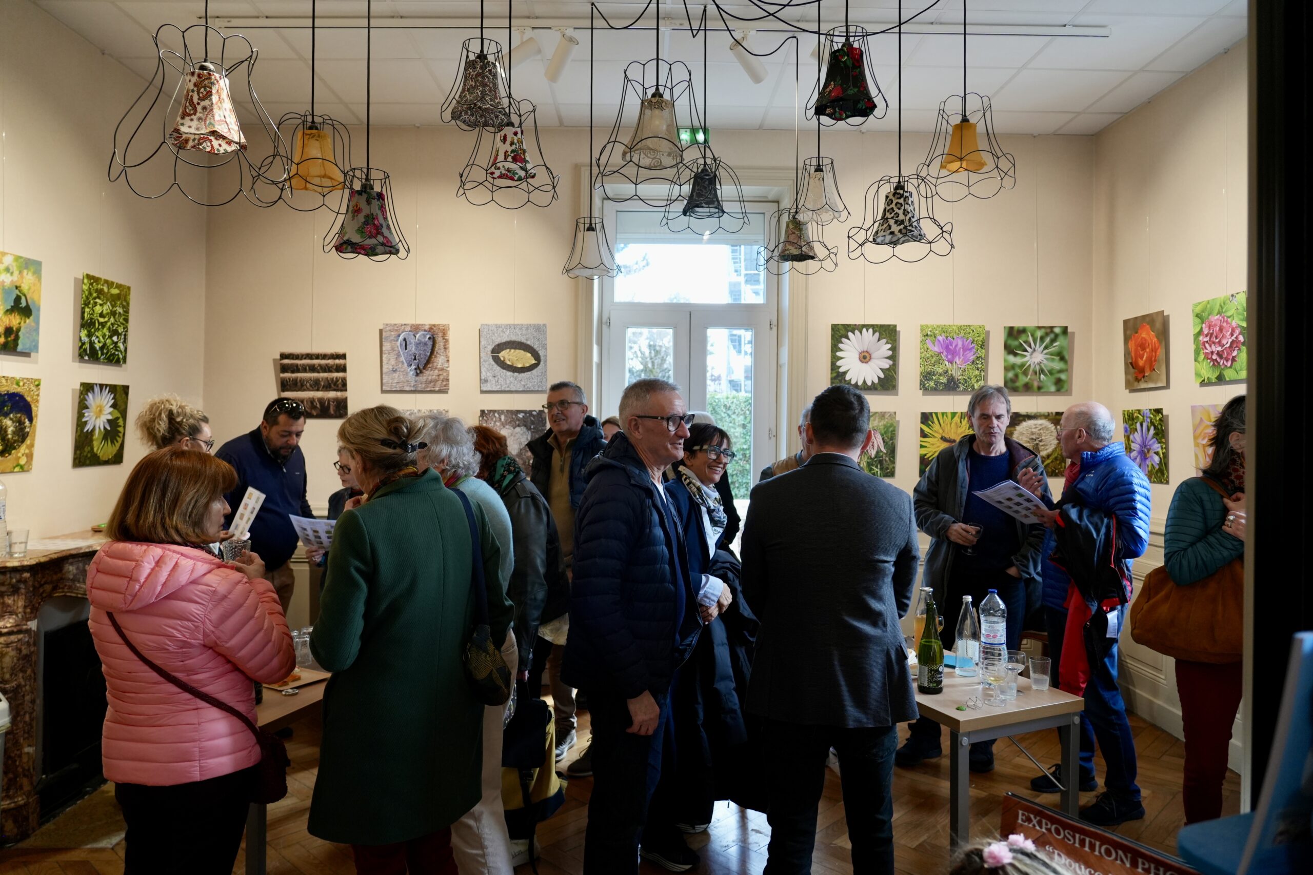 Visiteurs à l'exposition de Dominique Blanc "Douce nature" à la Librairie Buffet