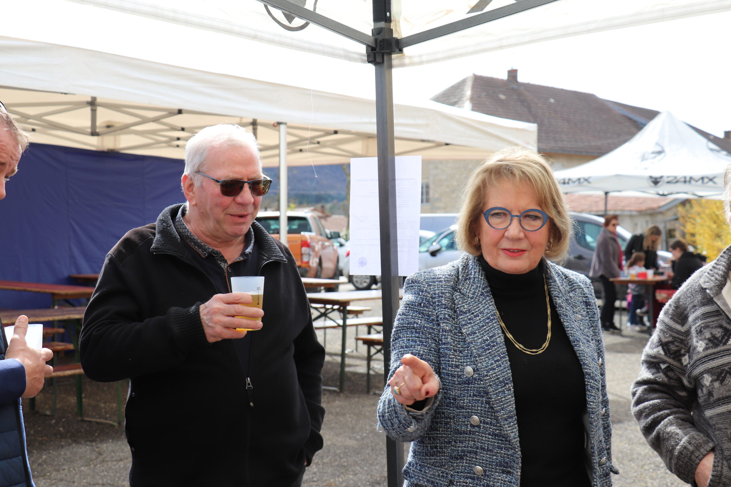 Jean-Yves Buchot et Danièle Brulebois lors de la vente de pizzas à Saint-Hymetière-sur-Valouse.