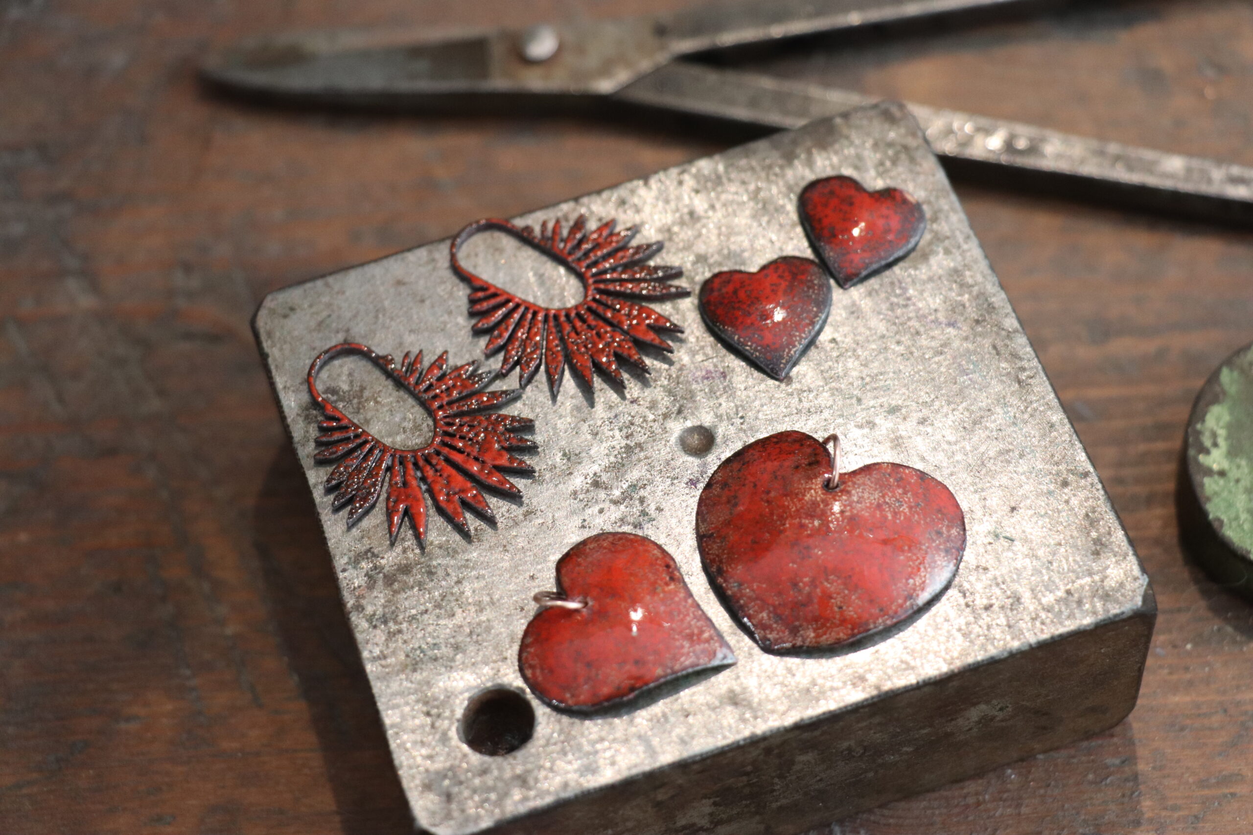 Bijoux en émail grand feu sur cuivre coloré