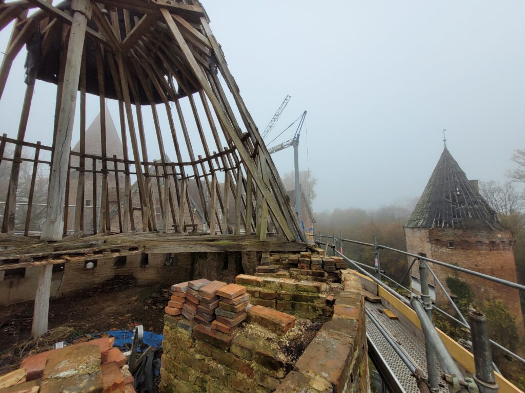 Démontage complet des anciennes charpentes des tours du château de Montcony