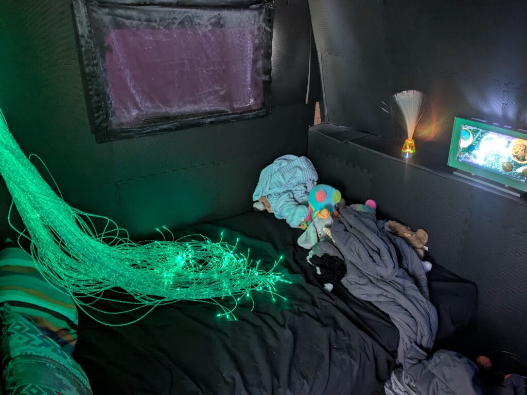 Espace sensoriel de nuit avec lumières tamisées