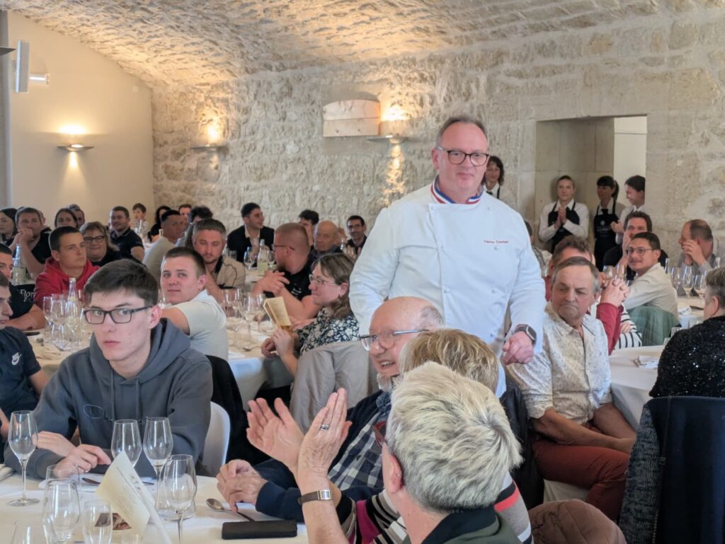 Chef Fabrice Courbet préparant le repas festif au Fort