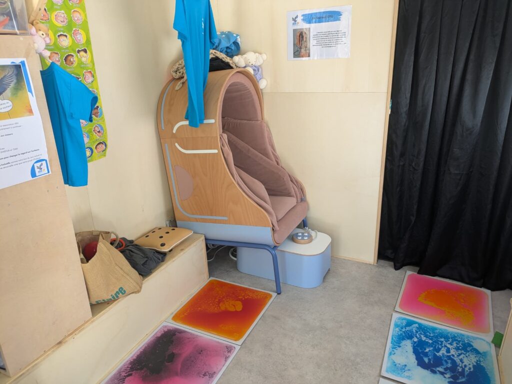 Fauteuil à étreindre sensoriel dans l’espace de jeu