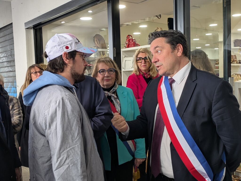 Cyrille Brero interpellé par Nathan, habitant de Lons-le-Saunier, rue du Commerce.
