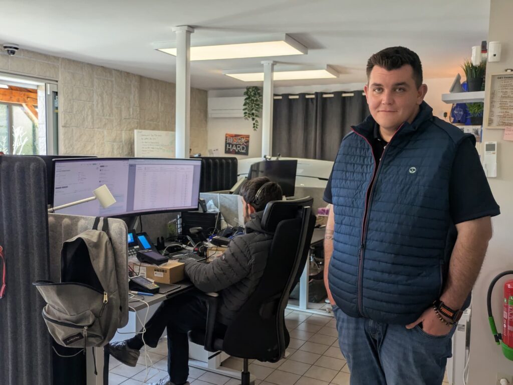 Jordan Lallemand dans un bureau à Nurieux-Volognat, travaillant pour E-Monétique.