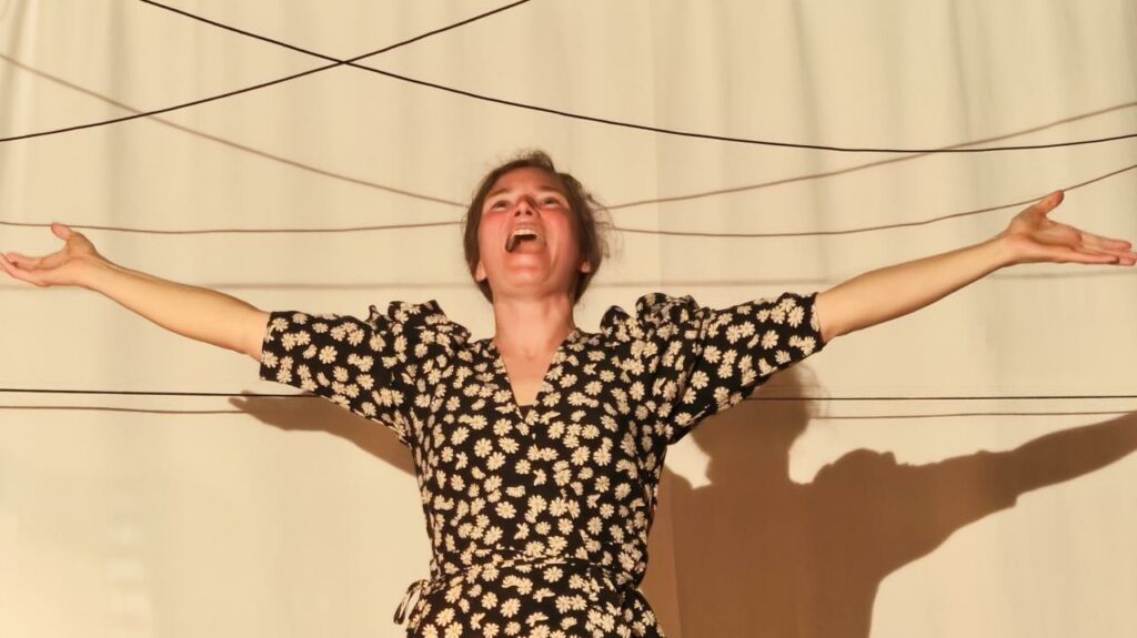 Comédienne jouant la pièce Suzanne, théâtre en intérieur