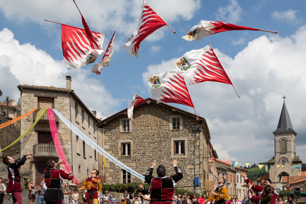 Lanceurs de drapeaux en tenue traditionnelle italienne lors de la fête médiévale d’Oyonnax.