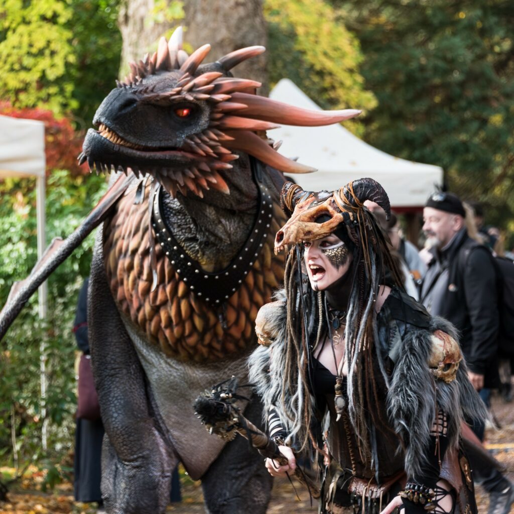 Personnage costumé accompagné d