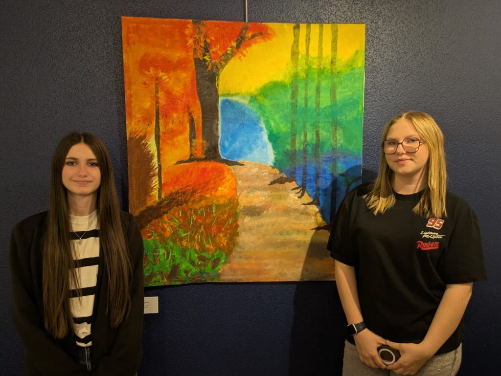 Deux collégiennes présentent l’exposition Narrations Louhannaises au musée