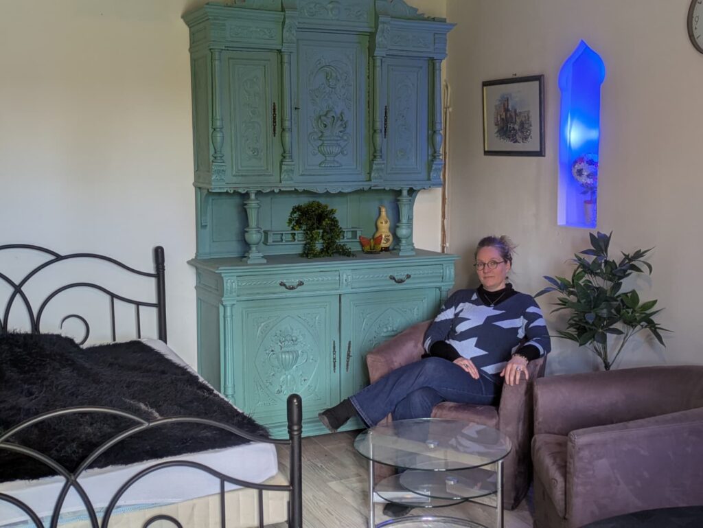 Chambre de la Maison du Répit à Saint-Usuge, avec fauteuils et armoire décorative.