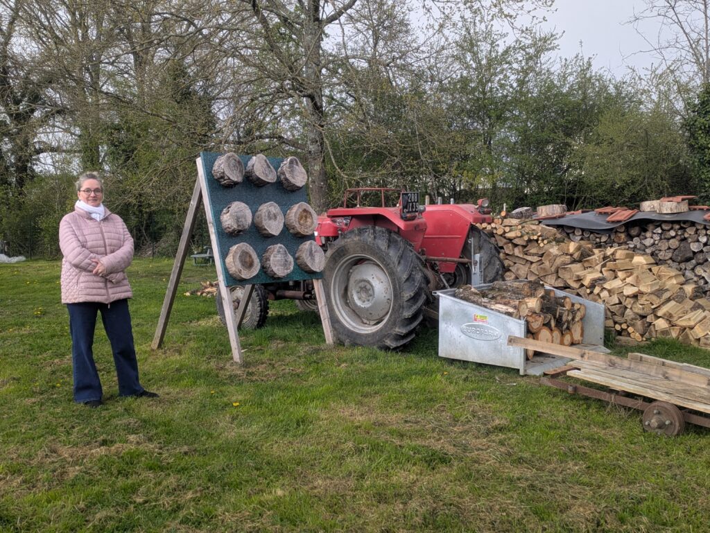 Extérieur de la Maison du Répit à Saint-Usuge, bâtiment en pierre et jardin clôturé.