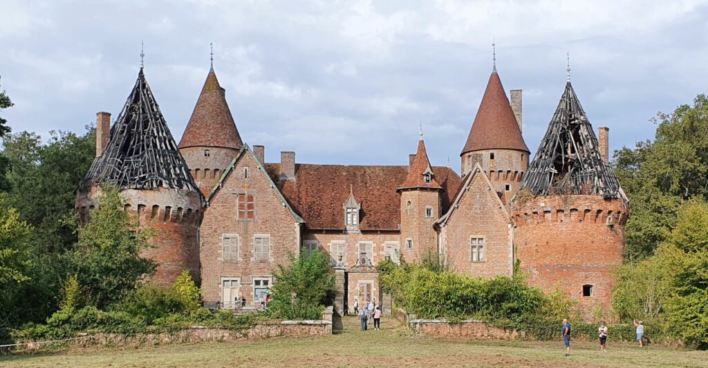Château de Montcony avant restauration, présentant des tours en mauvais état.