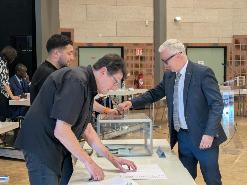 Michel Mourlevat vote lors d’une séance communautaire