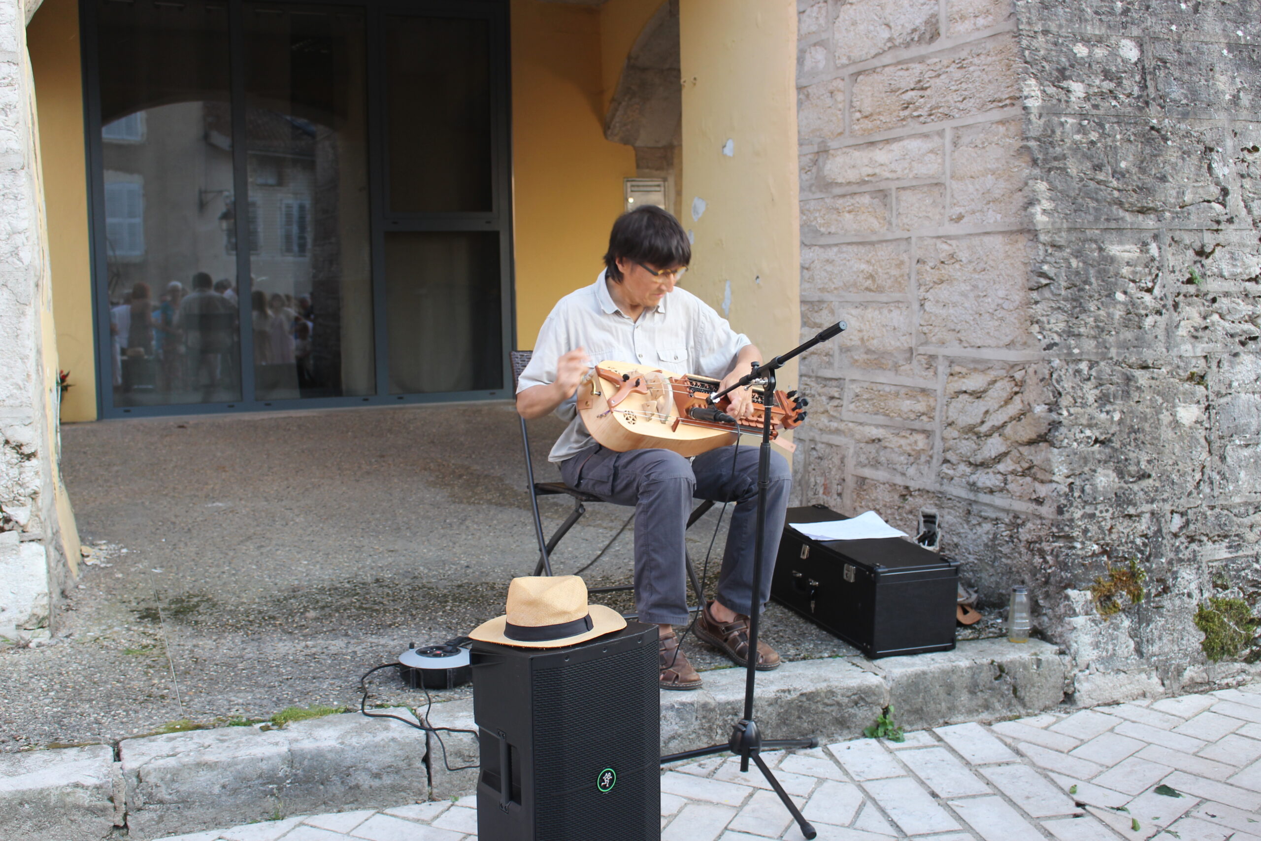 Musiciens jouant dans une rue du centre-bourg d’Arinthod.