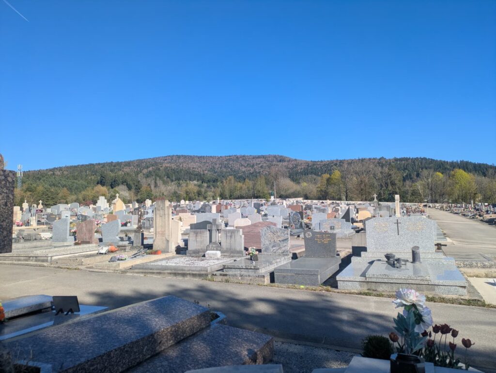 Vue du nouveau cimetière d’Oyonnax, allées et terrain
