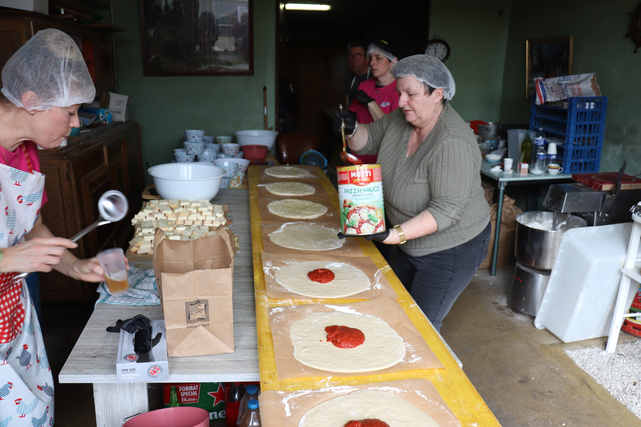 Préparation de pizzas lors de la vente à Saint-Hymetière-sur-Valouse.