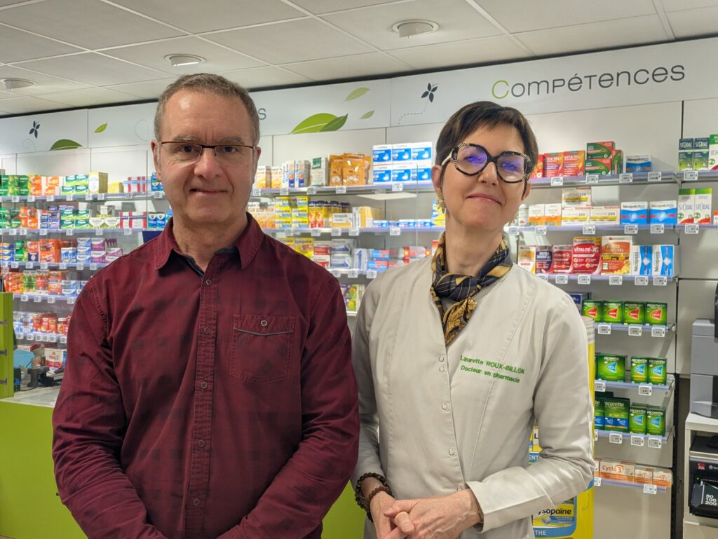 Deux personnes dans une pharmacie, liée à la fermeture de pharmacies en centre-ville.