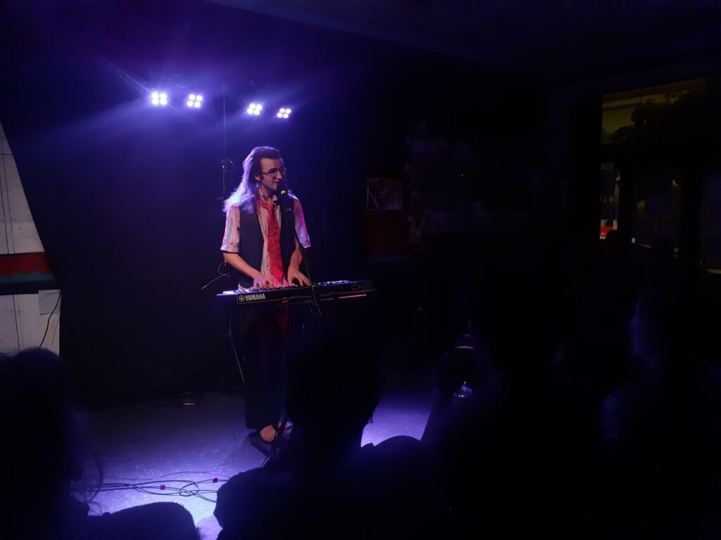 Musicien au clavier, spectacle itinérant à vélo