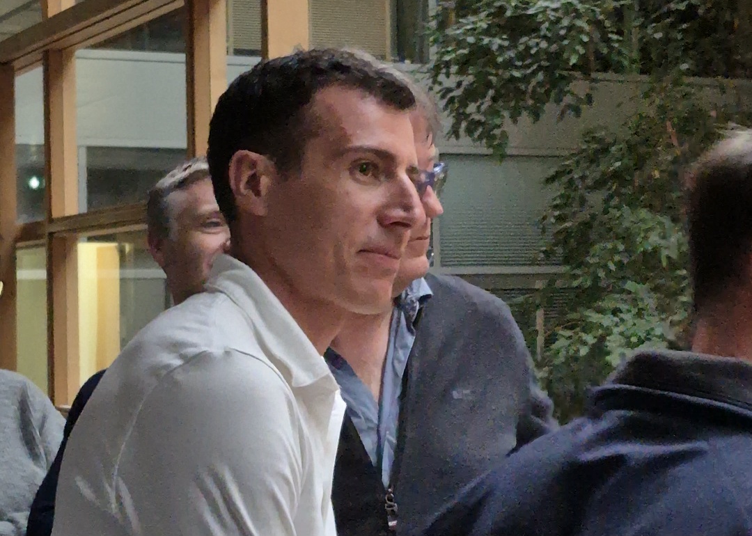 Quentin Fillon-Maillet applaudi lors d’une cérémonie officielle