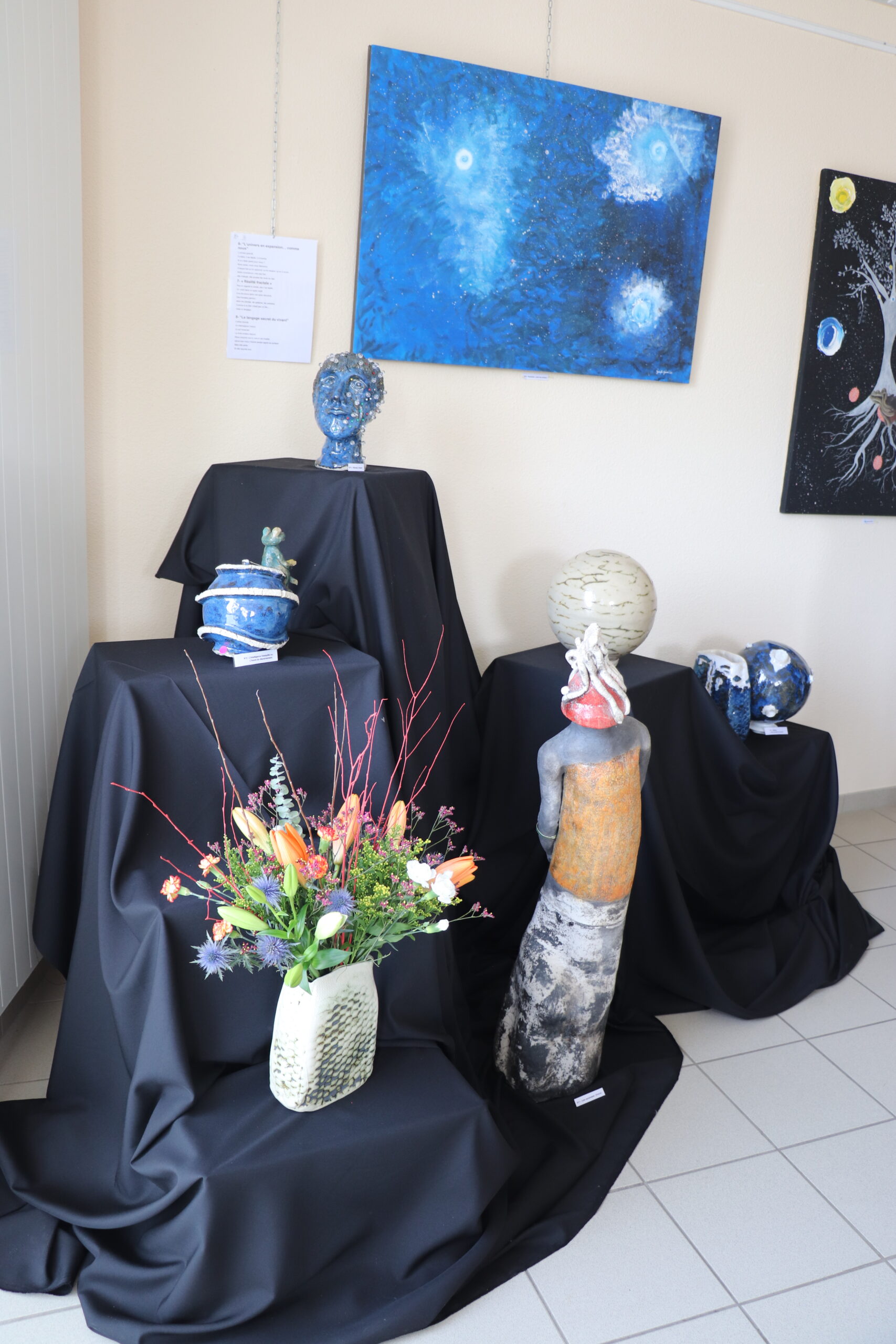 Sculptures et tableaux exposés à la médiathèque d’Arinthod