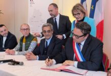 Lons-le-Saunier. Cyrille Brero signe la première charte nationale « Ville commerçante » avec le ministre Serge Papin charte Ville commerçante Lons