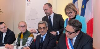Lons-le-Saunier. Cyrille Brero signe la première charte nationale « Ville commerçante » avec le ministre Serge Papin charte Ville commerçante Lons