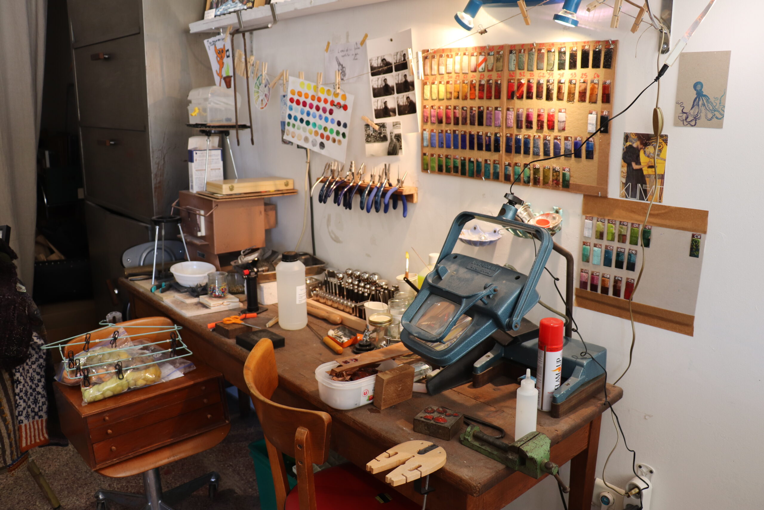 Coin d’atelier avec outils et établis d’artiste