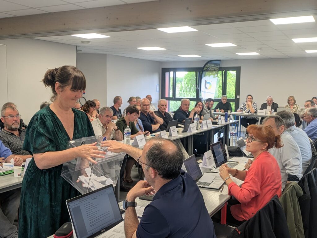 Élus votant à bulletin secret lors du conseil intercommunal