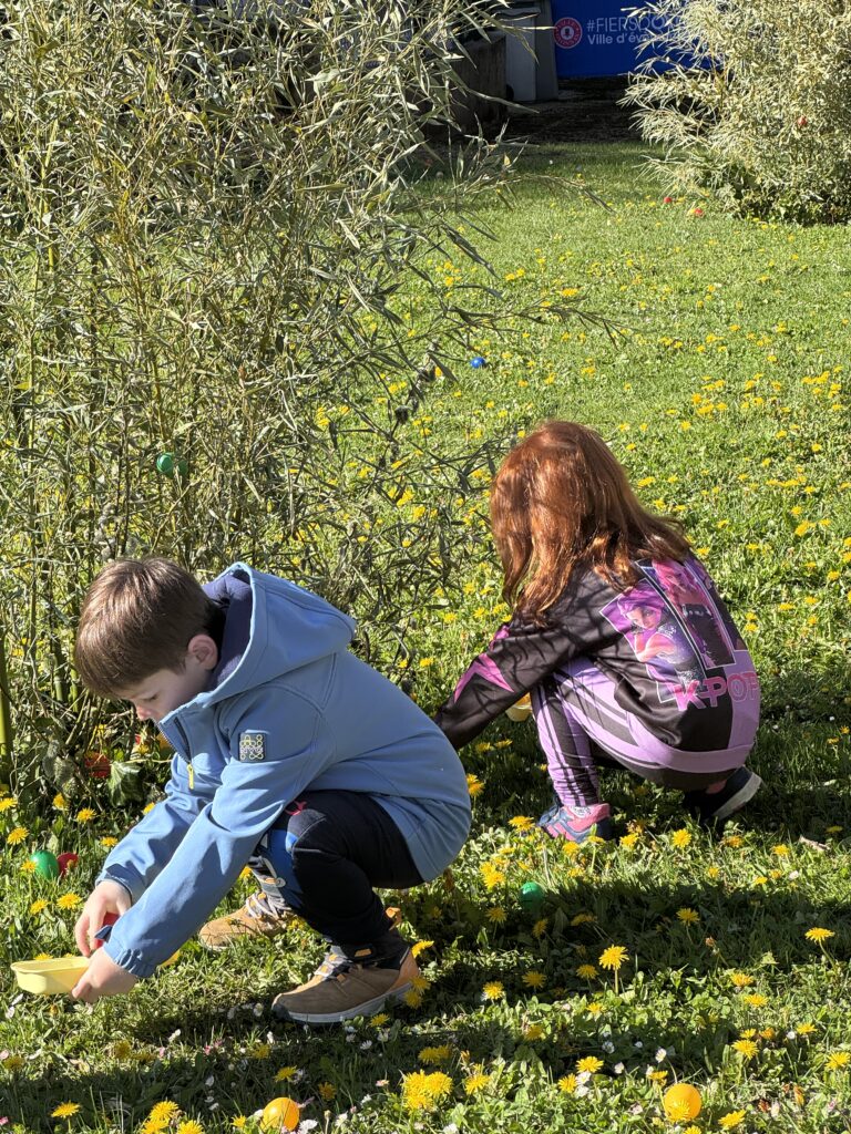 Enfants participant à la chasse aux œufs au parc Pinard à Oyonnax